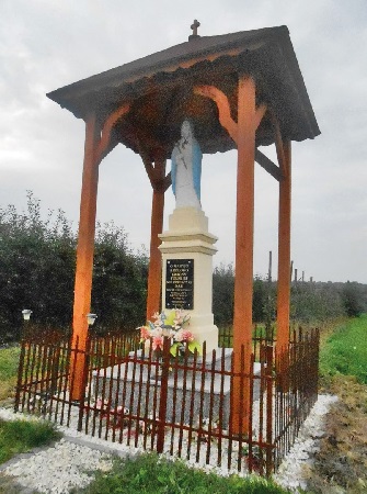 Krzeczkowice.Figura Matki Boskiej Korony Polskiej z 1957 roku. Fundacja mieszkańców wioski. Odnowiona w 2013 roku.