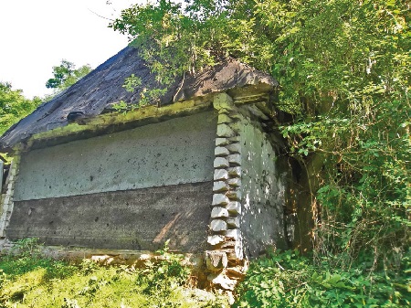 Milczany.Dom drewniany Mariana Łukawskiego z 1905 roku, ustawiony na węgłach, naroża domu zakończone w jaskółczy ogon. Niezamieszkały. Stan na lipiec 2014 roku.